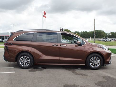 Used 2024 Toyota Sienna XLE image 24