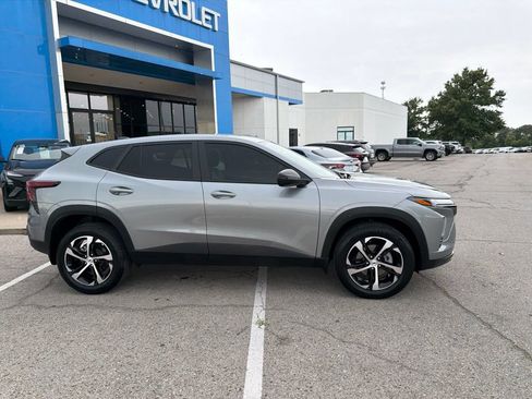 Used 2025 Chevrolet Trax RS FWD image 2