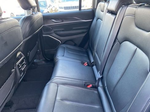 Used 2023 Jeep Grand Cherokee Limited w/ Black Appearance Package image 17