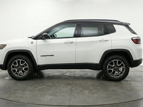 Used 2025 Jeep Compass Trailhawk AWD/4WD image 3