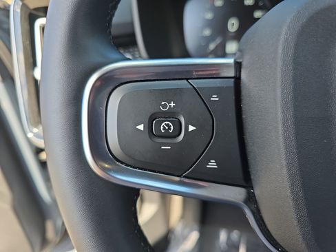 Used 2022 Volvo XC40 T5 R-Design w/ Advanced Package image 17