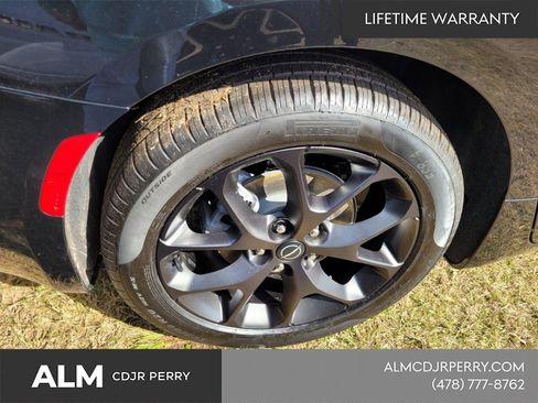 New 2026 Chrysler Pacifica Limited w/ Uconnect Theater Family Group image 11