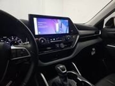 Used 2024 Toyota Highlander XLE image 11