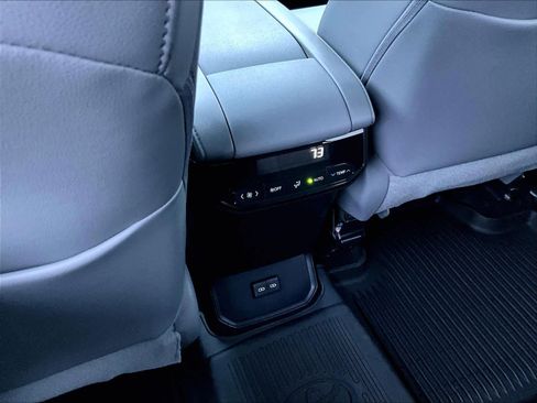 Used 2023 Toyota Highlander XLE image 29