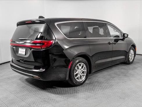 Used 2024 Chrysler Pacifica Touring-L image 8