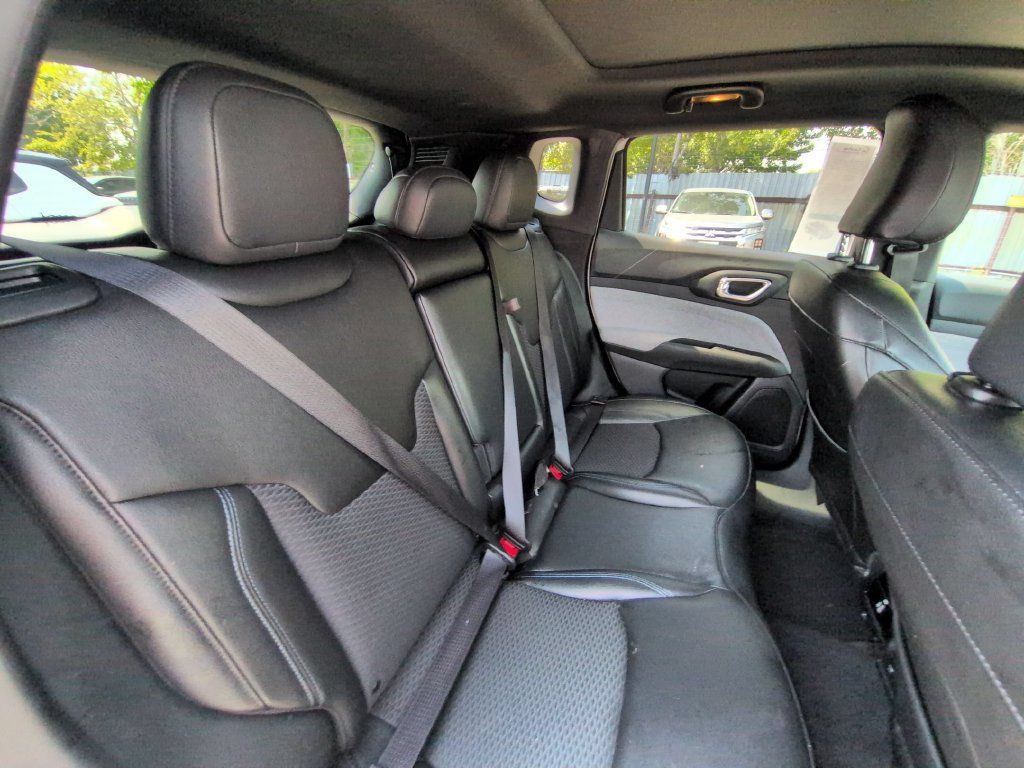Used 2025 Jeep Compass Latitude w/ Sun & Sound Group AWD/4WD image 29