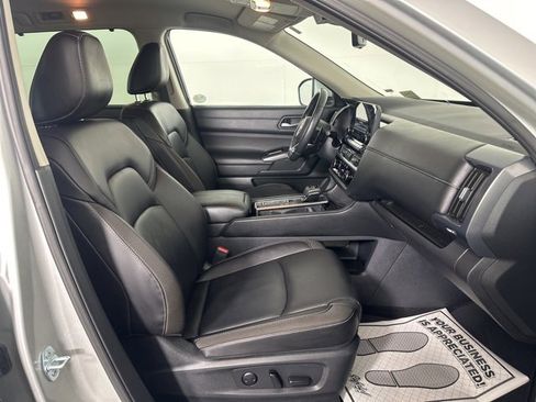 Used 2025 Nissan Pathfinder SL image 15