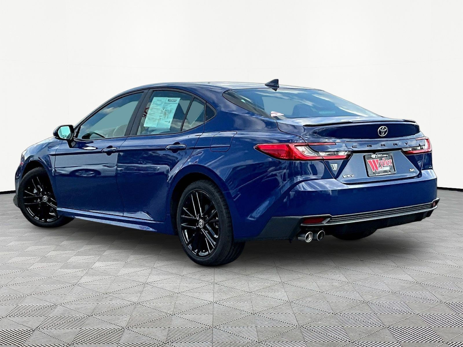 Used 2025 Toyota Camry SE FWD image 4
