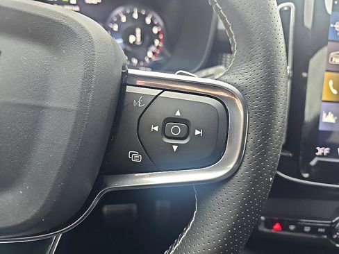 Used 2020 Volvo XC40 T4 R-Design w/ Protection Package image 23