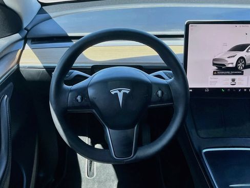 Used 2024 Tesla Model Y Long Range AWD/4WD image 11