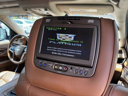 Used 2015 Cadillac Escalade Platinum RWD image 21