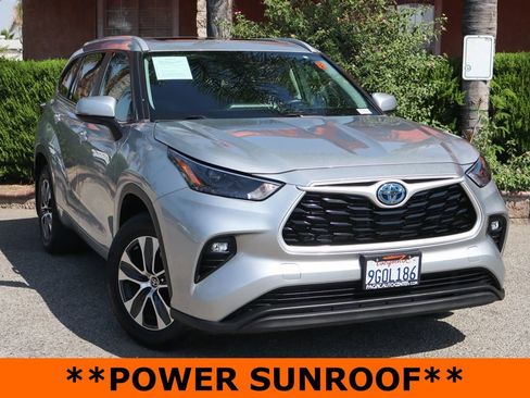 Used 2023 Toyota Highlander XLE image 2