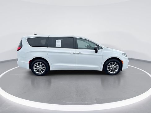 Used 2024 Chrysler Pacifica Touring-L AWD/4WD image 9