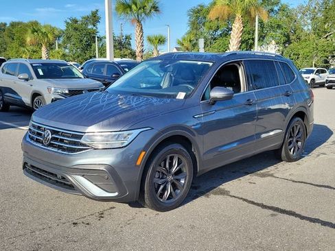 Used 2023 Volkswagen Tiguan SE w/ Panoramic Sunroof Package FWD image 2