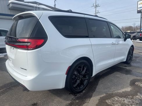 Used 2025 Chrysler Pacifica Limited FWD image 7