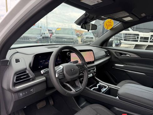 Used 2025 Chevrolet Traverse LT w/ Midnight/Sport Edition FWD image 17