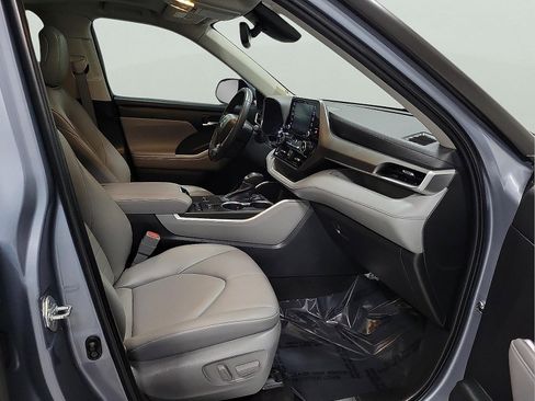 Used 2022 Toyota Highlander XLE image 15