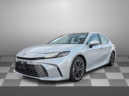 Used 2025 Toyota Camry XLE w/ Premium Plus Package FWD image 3
