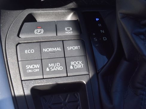 Used 2022 Toyota RAV4 XLE AWD/4WD image 24