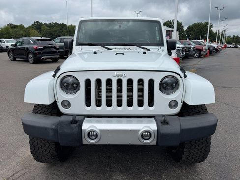 Used 2014 Jeep Wrangler Unlimited Sahara w/ Dual Top Group AWD/4WD image 8