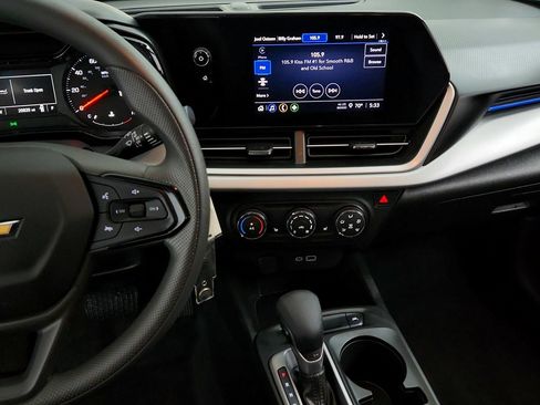 Certified 2025 Chevrolet Trax LS w/ LS Convenience Package FWD image 21