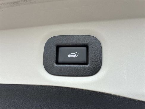 Used 2017 Nissan Rogue SV w/ SV Premium Package image 13