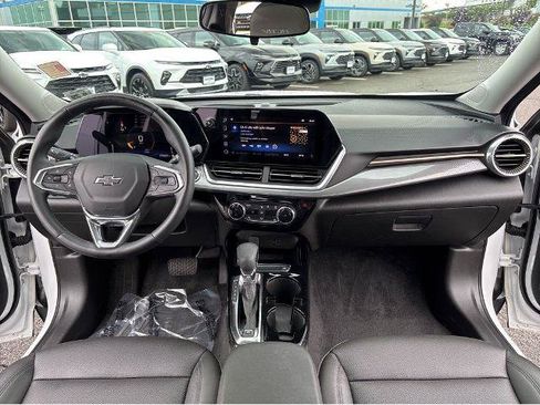 Used 2024 Chevrolet Trax ACTIV w/ Sunroof Package FWD image 9