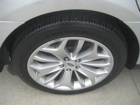 Used 2017 Ford Taurus Limited FWD image 8