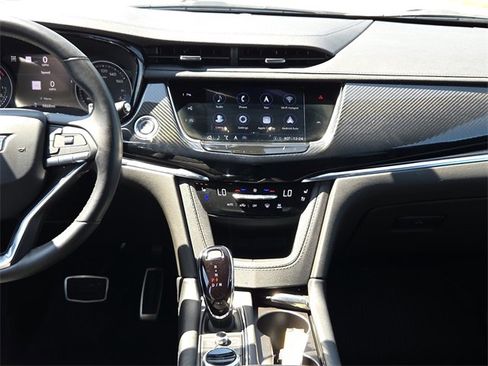 Used 2024 Cadillac XT6 Sport w/ Technology Package image 12
