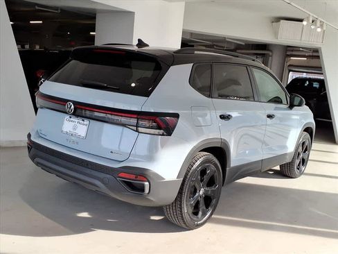 Used 2025 Volkswagen Taos SE image 4