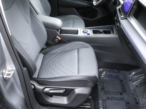 Used 2025 Volkswagen Tiguan SE image 25