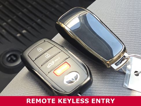 Used 2022 Toyota Tundra SR5 w/ SR5 Convenience Package image 33