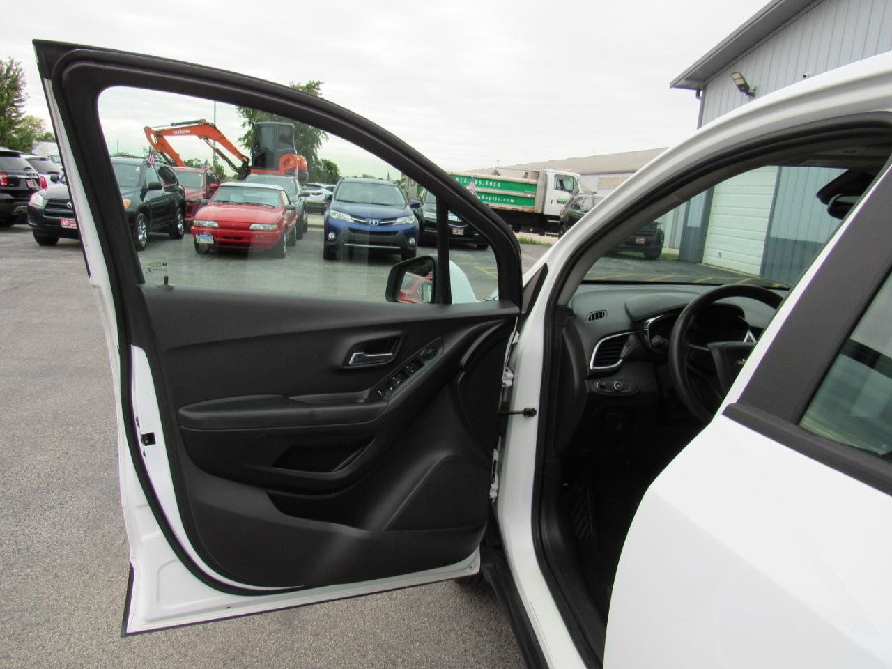 Used 2018 Chevrolet Trax LS AWD/4WD image 12