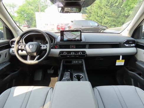 New 2025 Honda Pilot Touring image 18