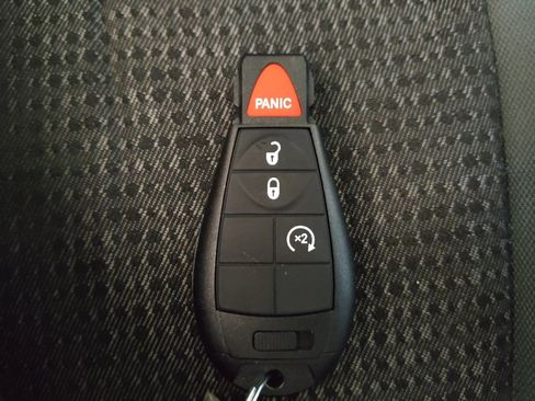 Used 2020 RAM 1500 Classic SLT w/ Luxury Group image 32