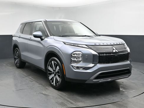 New 2026 Mitsubishi Outlander AWD image 2