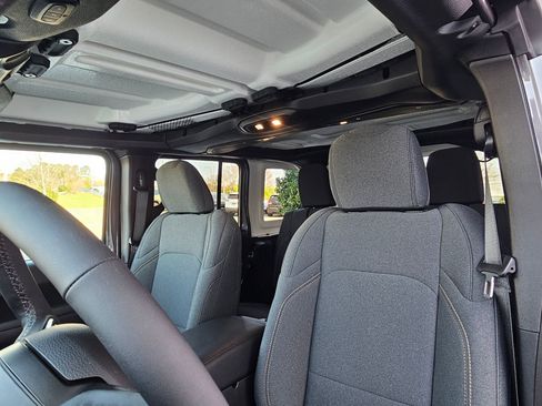 Used 2025 Jeep Wrangler Sport S image 22