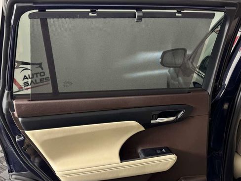 Used 2020 Toyota Highlander XLE AWD/4WD image 28