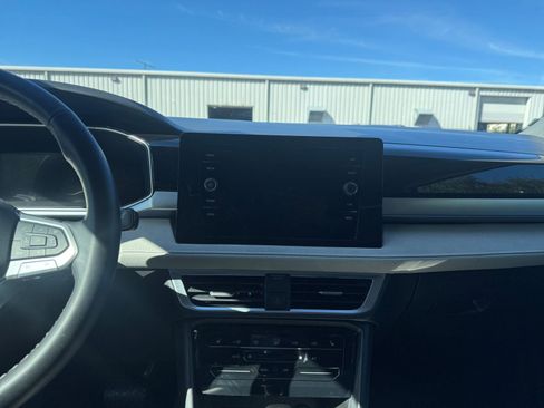 Used 2025 Volkswagen Taos SE image 21