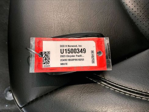 Used 2023 Chrysler Pacifica Touring-L FWD image 31