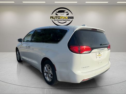 Used 2018 Chrysler Pacifica Touring Plus w/ Tire & Wheel Group FWD image 5