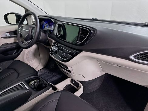 Certified 2024 Chrysler Pacifica Touring-L image 40