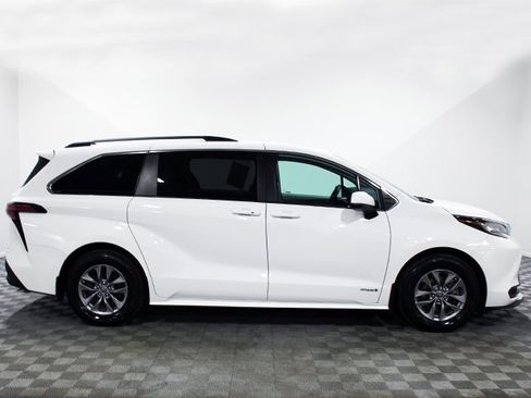 Certified 2021 Toyota Sienna LE image 7