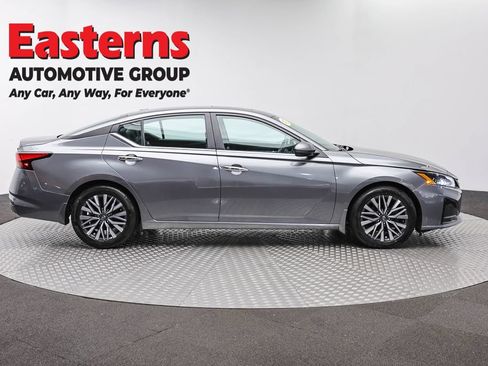 Used 2023 Nissan Altima 2.5 SV w/ SV Premium Package FWD image 4