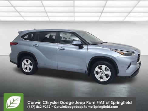 Used 2023 Toyota Highlander LE image 1