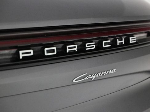 Used 2024 Porsche Cayenne AWD/4WD image 14