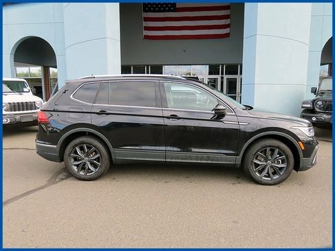 Used 2024 Volkswagen Tiguan SE image 2