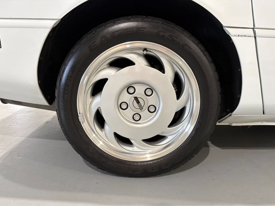 Used 1991 Chevrolet Corvette Convertible RWD image 41