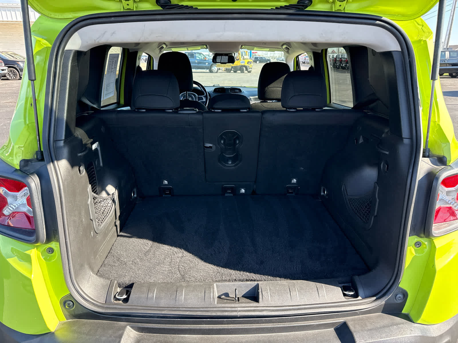 Used 2018 Jeep Renegade Latitude w/ Cold Weather Group FWD image 23