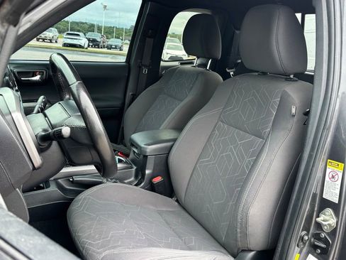 Used 2016 Toyota Tacoma TRD Sport w/ Towing Package RWD image 7
